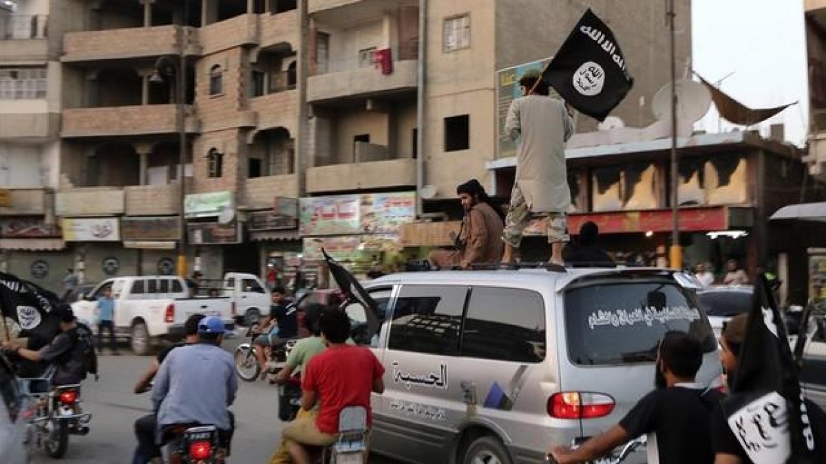 Miembros del Estado Islámico exhiben su fuerza en Raqqa, su feudo en Siria, en junio del 2014.-REUTERS