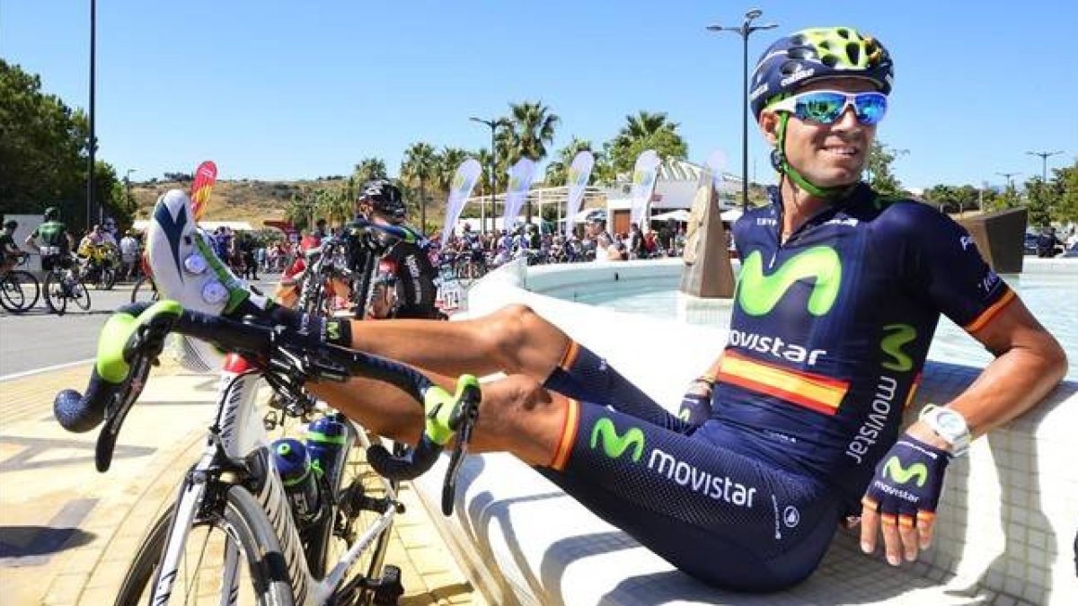 Alejandro Valverde, del Movistar, en el segundo día de descanso en la Vuelta.-Foto: AFP / JOSÉ JORDÁN