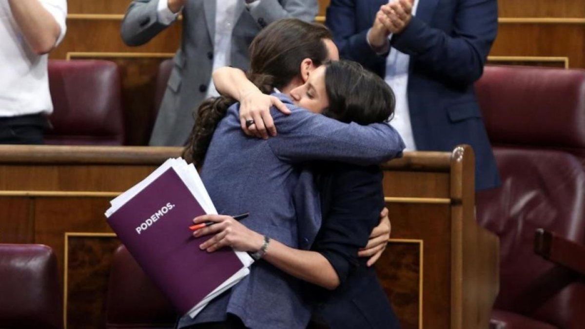 Irene Montero y Pablo iglesias se abrazan en el Congreso-JUAN MANUEL PRATS