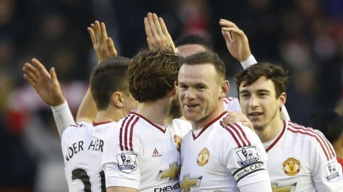 Wayne Rooney celebra un gol con sus cumpañeros del Manchester United.-REUTERS / CARL RECINE