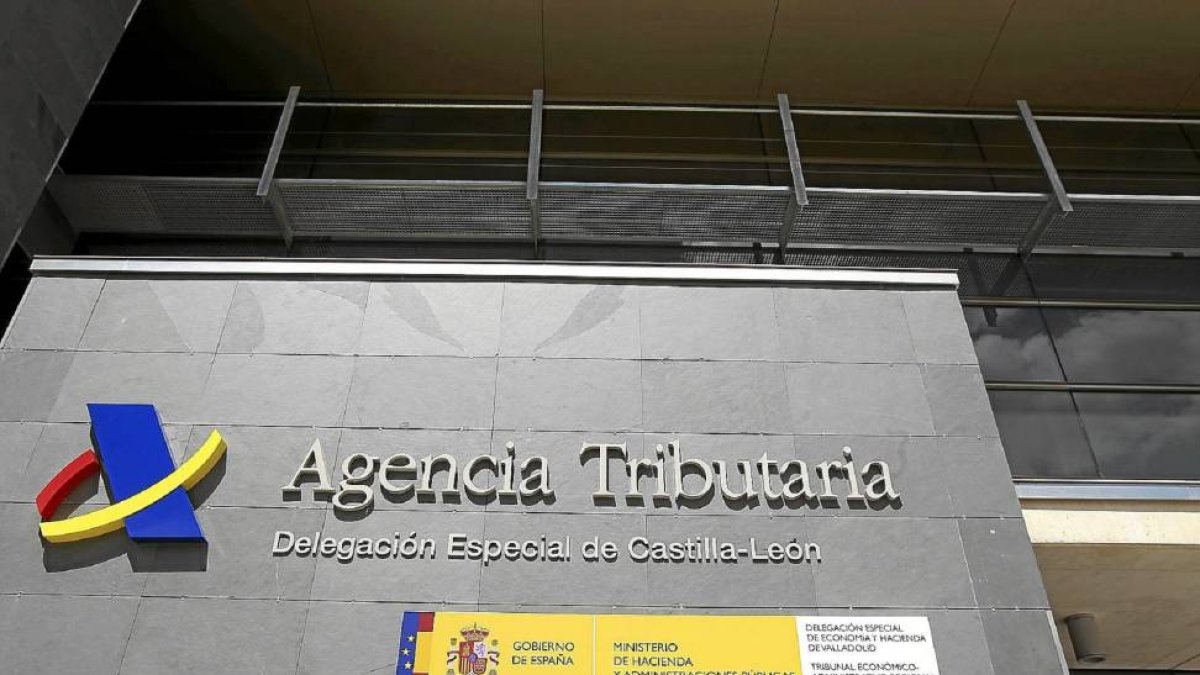 Fachada del nuevo edificio de la Agencia Tributaria de Castilla y León (Valladolid)-J. M. Lostau
