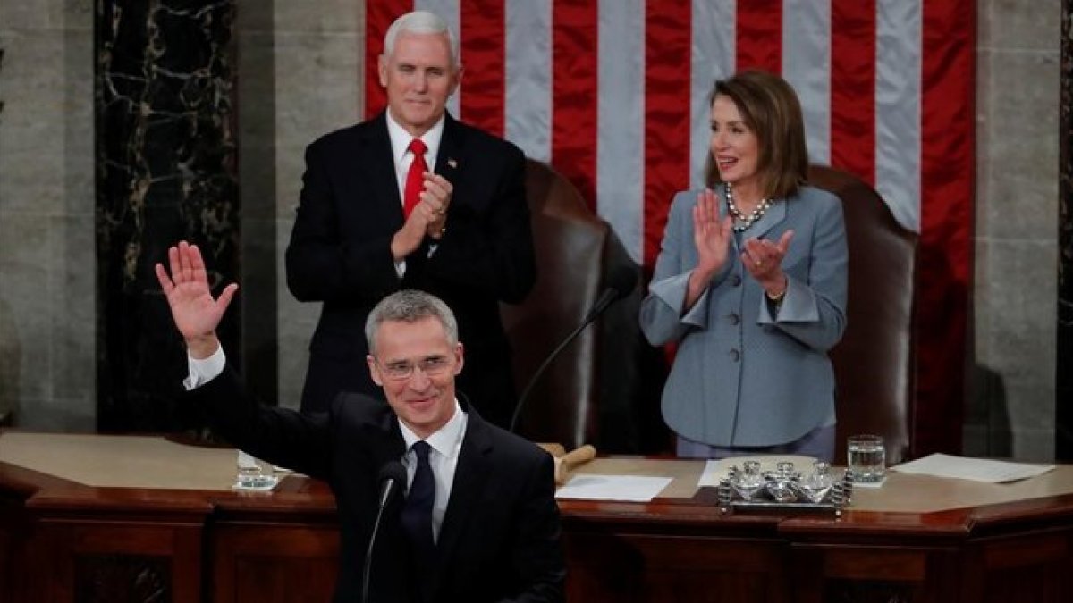 Stoltenberg, aplaudido por el vicepresidente de EEUU, Mike Pence, y a la presidenta de la Cámara de Representantes, Nancy Pelosi, durante su discurso ante el Congreso, en Washington.-CARLOS BARRIA (REUTERS)