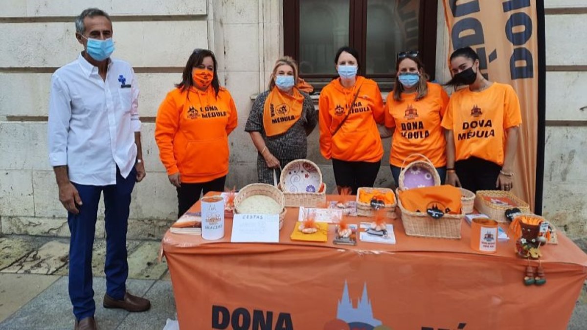 La asociación colocó sus stands ante la fachada de la Diputación Provincial de Burgos y en la fachada del edificio de Capitanía. ECB