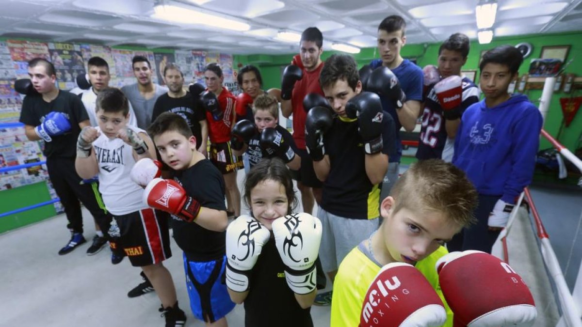 Los púgiles del Club Amigos del Boxeo posan en el cuadrilátero del gimnasio de El Plantío.-RAÚL OCHOA