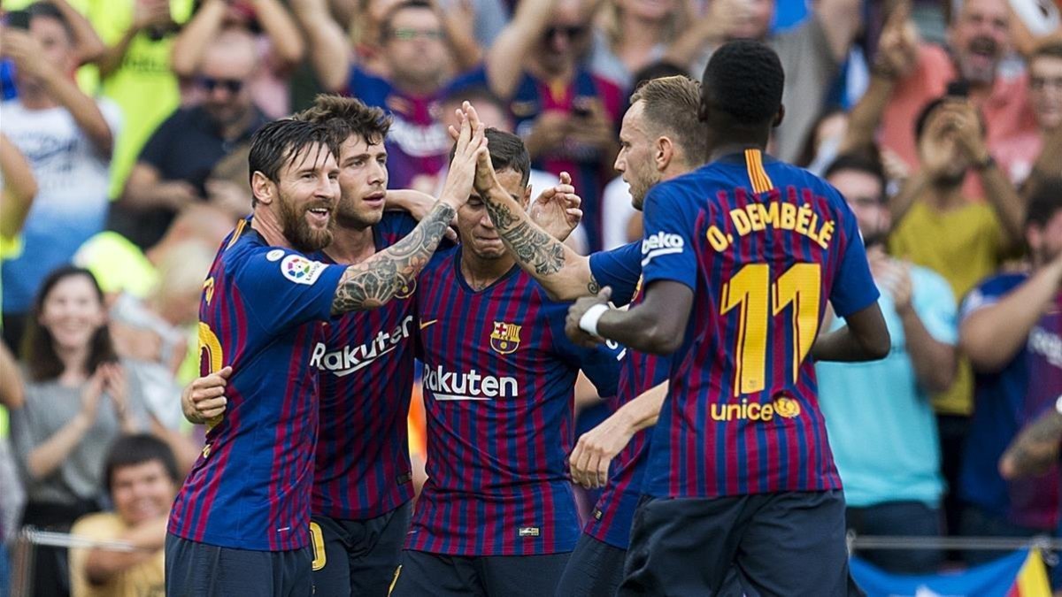 Messi, felicitado tras empatar el partrido ante el Huesca.-JORDI COTRINA