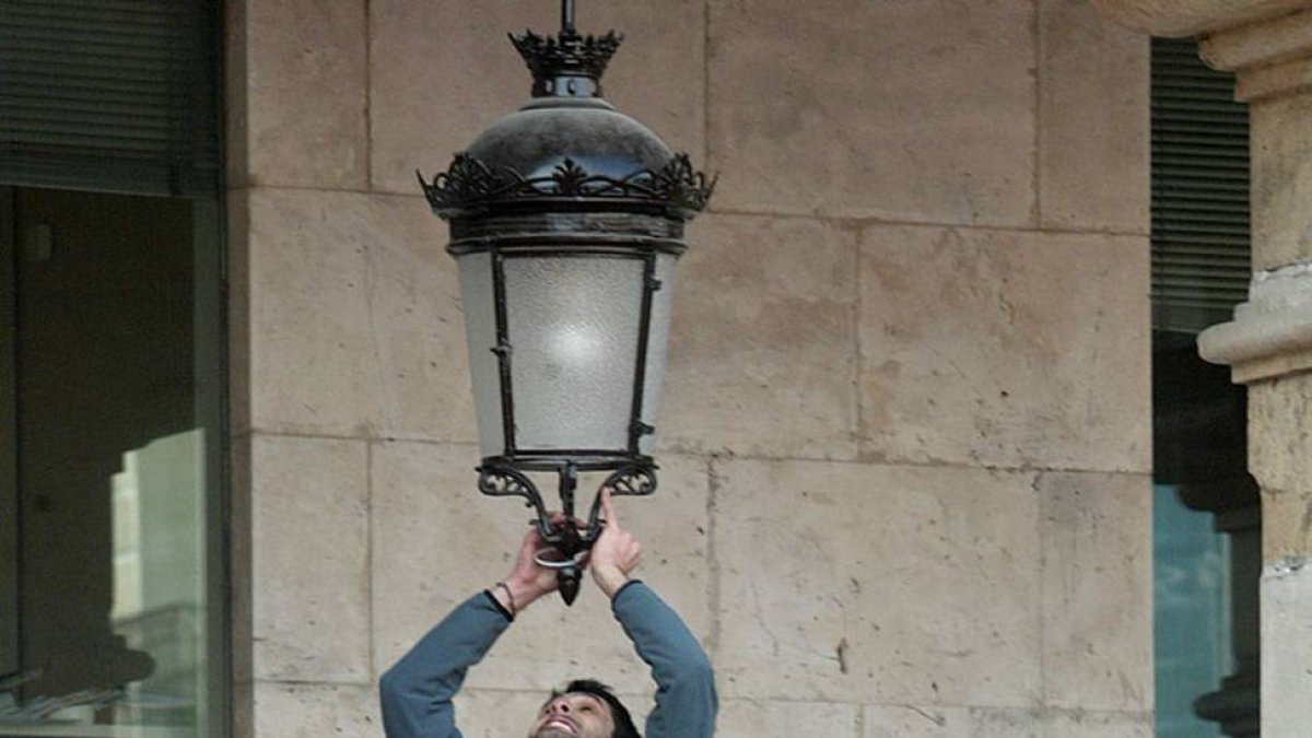 Un operario cambia una baombilla en la Plaza Mayor.-ISRAEL L. MURILLO