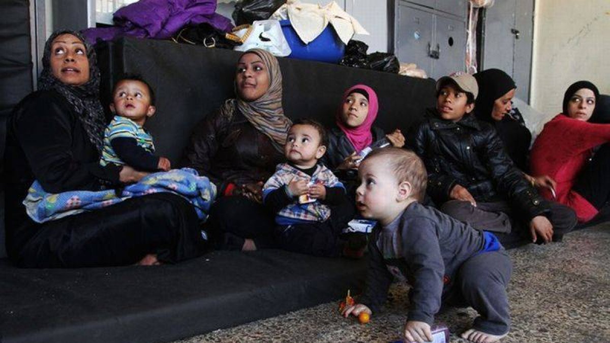 Refugiados palestinos que han huído de Yarmuk en una escuela en Damasco.-Foto: AFP / YOUSSEF KARWASHAN
