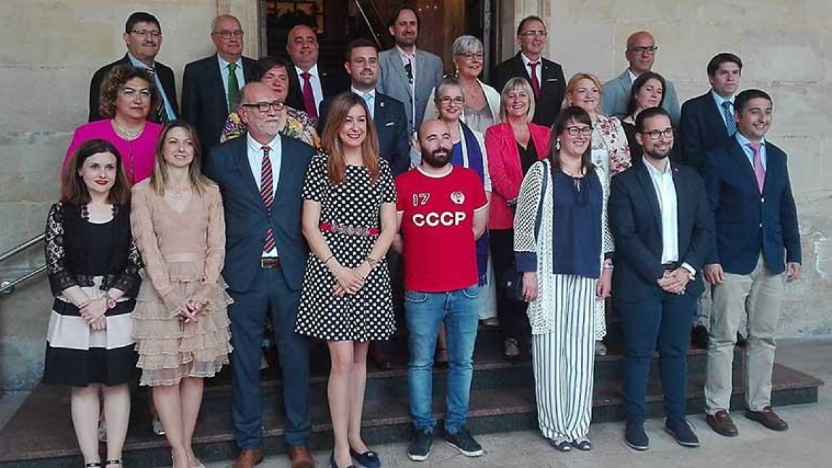 Foto de familia de la nueva Corporación municipal de Miranda de Ebro tras el pleno de investidura.-ECB