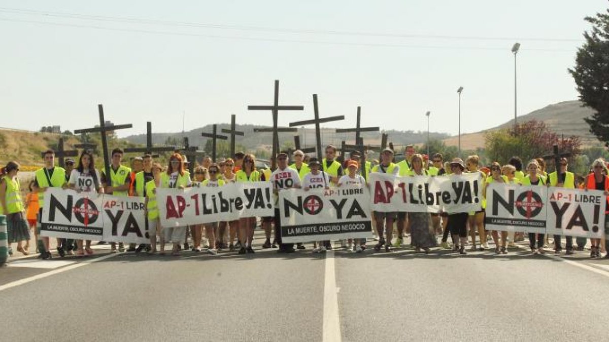Cientos de personas se manifiestan para reclamar la liberalización de la AP-1 y para recordar al último fallecido-G. G.