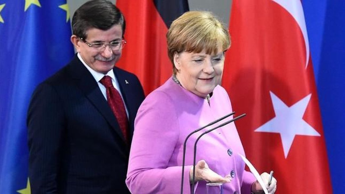 Davutoglu y Merkel se disponen a celebrar una conferencia de prensa, tras su encuentro en la cancillería, en Berlín, este viernes.-AFP / TOBIAS SCHWARZ