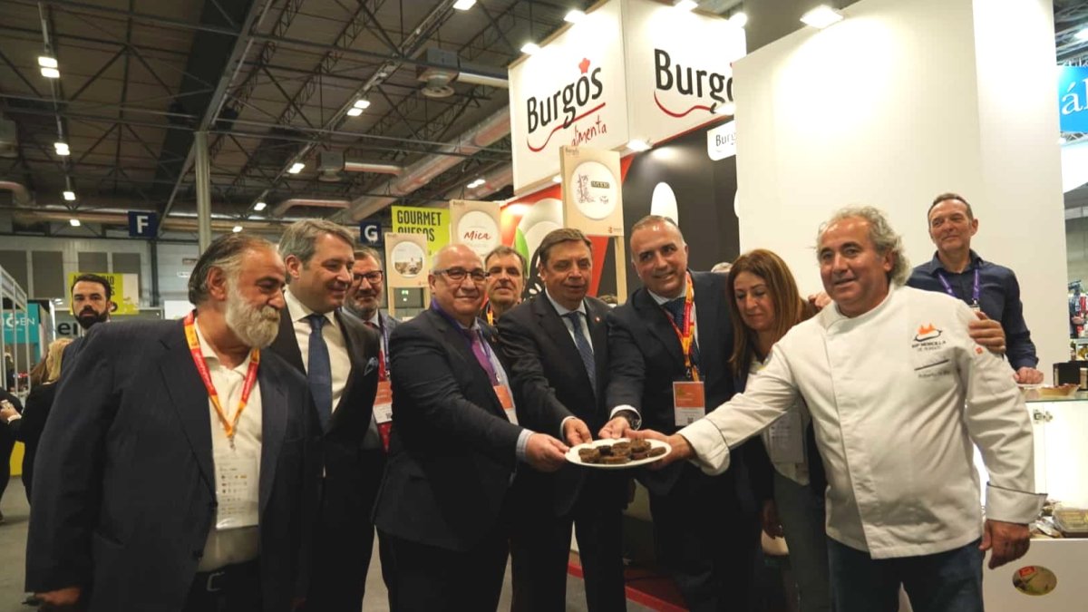 El ministro Luis Planas, en el stand de Burgos Alimenta junto al diputado Jesús María Sendido y representantes de la Diputación de Burgos e IGP Morcilla de Burgos. ECB