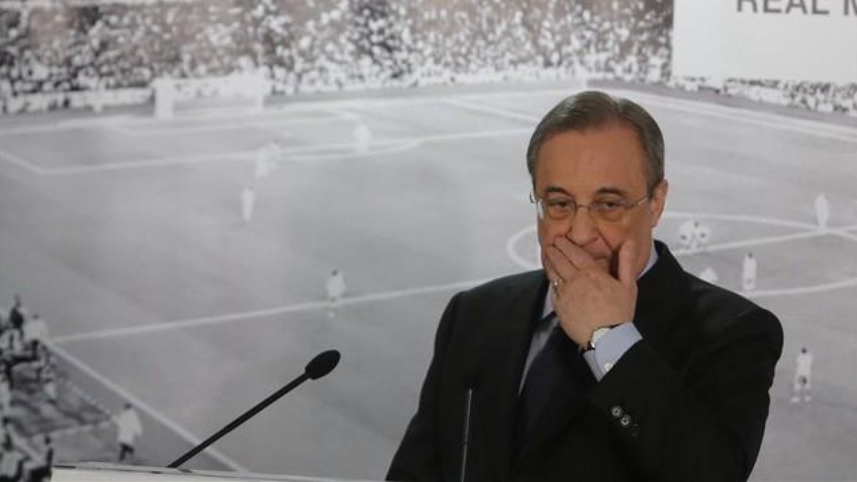 Florentino ofrece una rueda de prensa para defender a Benítez.-AGUSTÍN CATALÁN