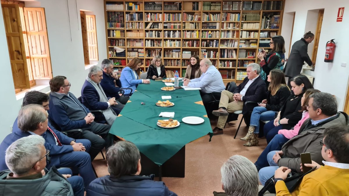 Imagen de la reunión de Llop con los alcaldes de la Ribera. ECB