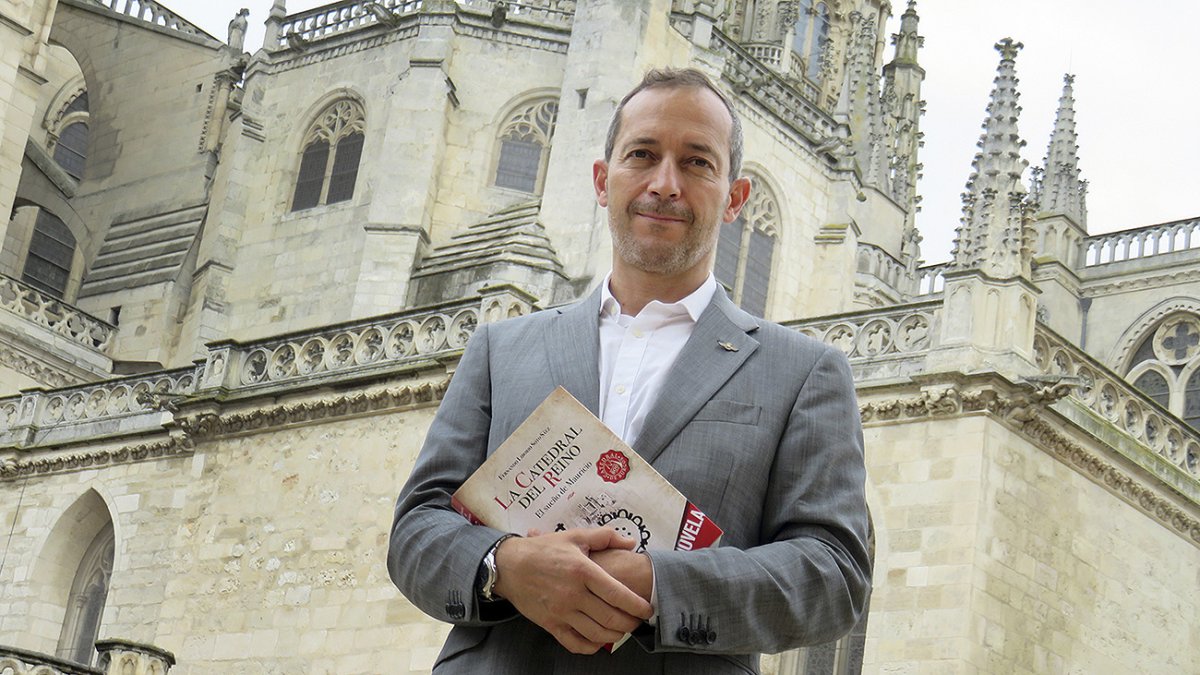 Fernando Liborio Soto Sáez posa con un ejemplar de su primera novela. DARÍO GONZALO