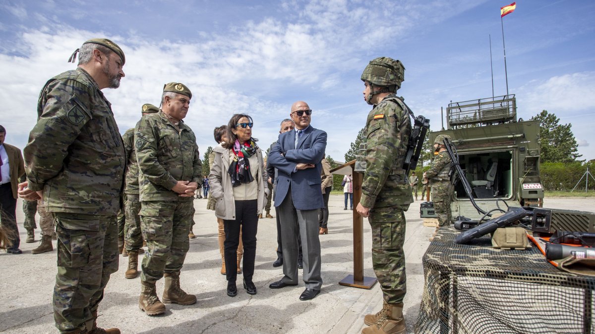 la ministra de Defensa, durante su visita a Castrillo del Val en 2019. SANTI OTERO