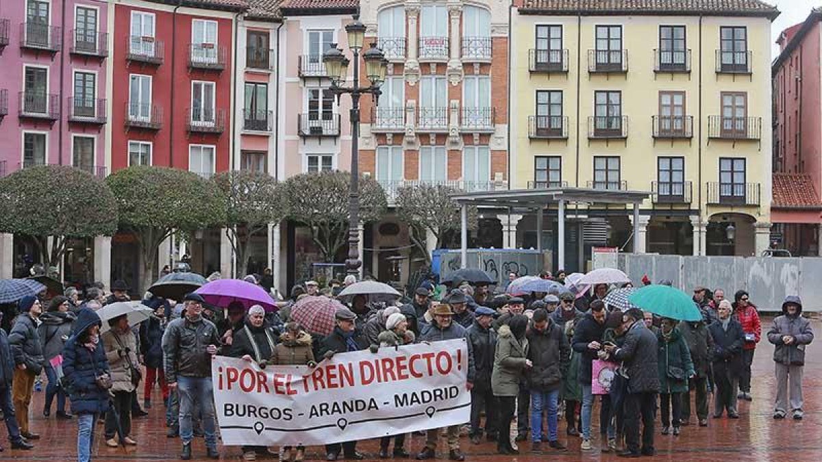 Varias personas se manifiestan en la Plaza Mayor por la recuperación del tren directo.-RAÚL G. OCHOA