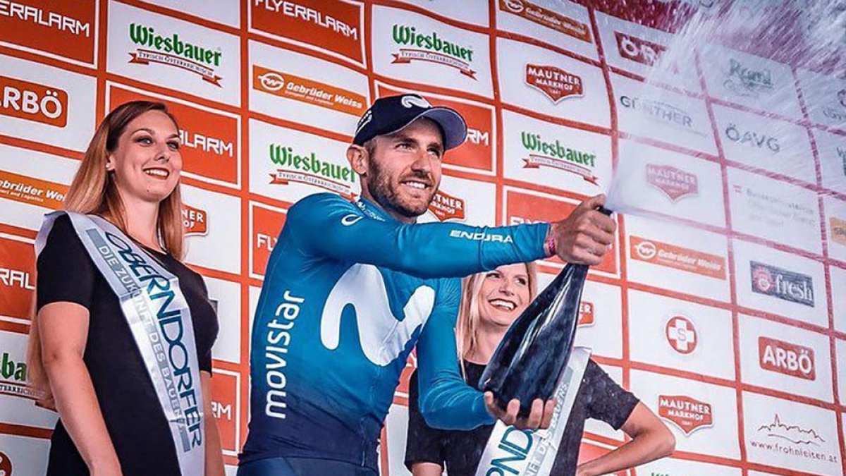 Carlos Barbero celebra en el podio del Tour de Austria su victoria-MOVISTAR TEAM/ EXPA PICTURES