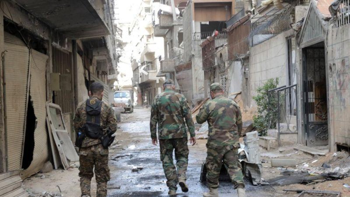 Soldados del Ejército de Asad, en la ciudad siria de Zamalka.-YOUSSEF BADAWI (EFE)