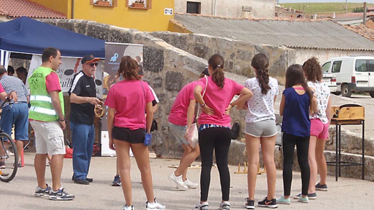 Varios jóvenes ayer durante los juegos populares.-M. MARTÍNEZ