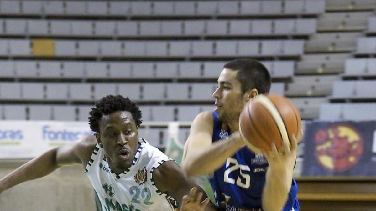 Álex López busca línea de pase ante el jugador del Peñas Huesca Gantt, ayer.-C. PASCUAL / PEÑAS DE HUESCA