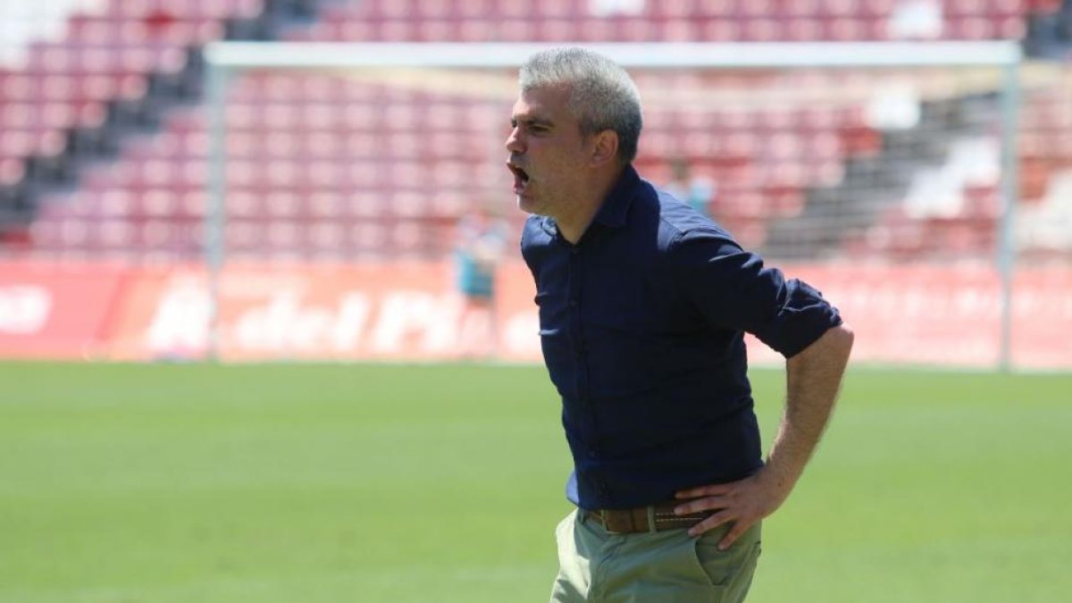 Javier Álvarez de los Mozos da instrucciones a sus jugadores en el choque de ayer-Rafael González