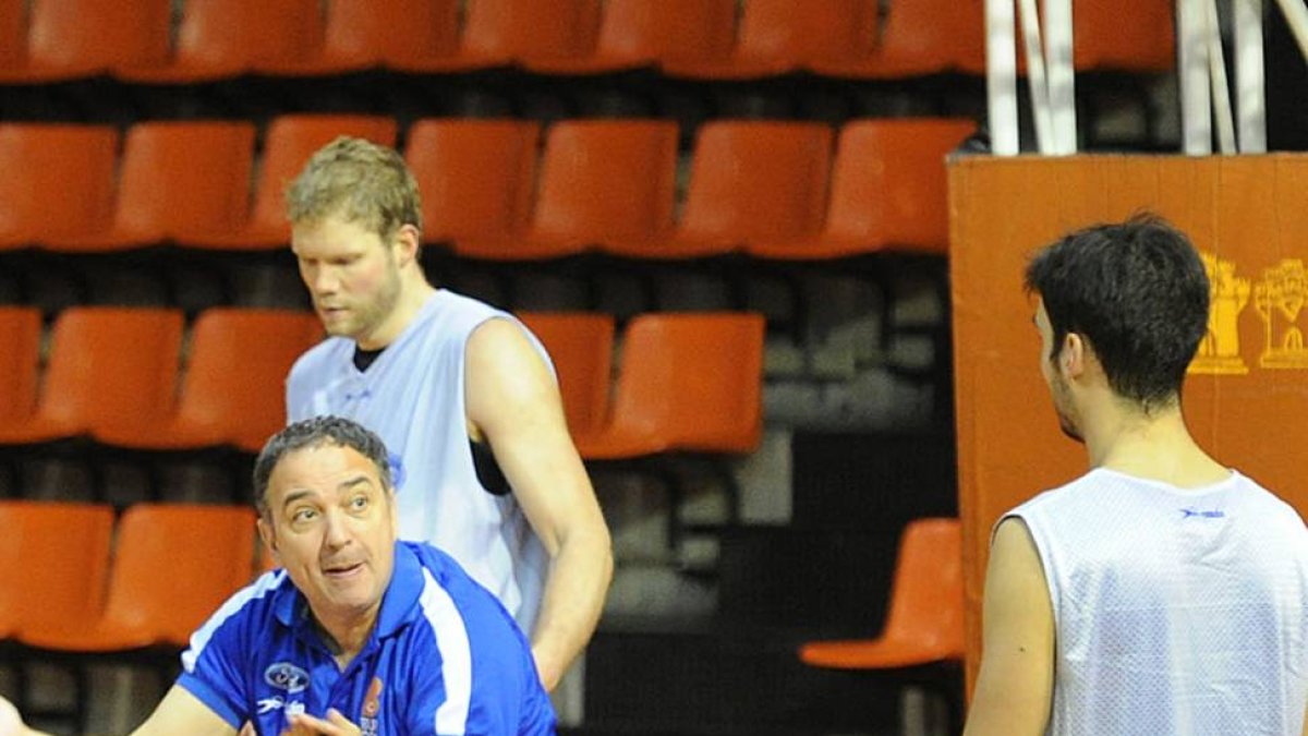 Casadevall da instrucciones a sus jugadores durante un entrenamiento.-Israel L. Murillo
