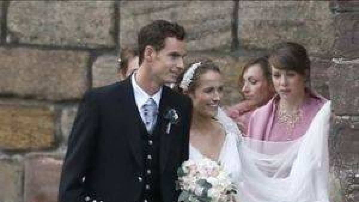 Andy Murray y su ya esposa Kim Sears salen de la catedral de Dunblane ya como marido y mujer.-Foto: REUTERS / RUSSELL CHEYNE