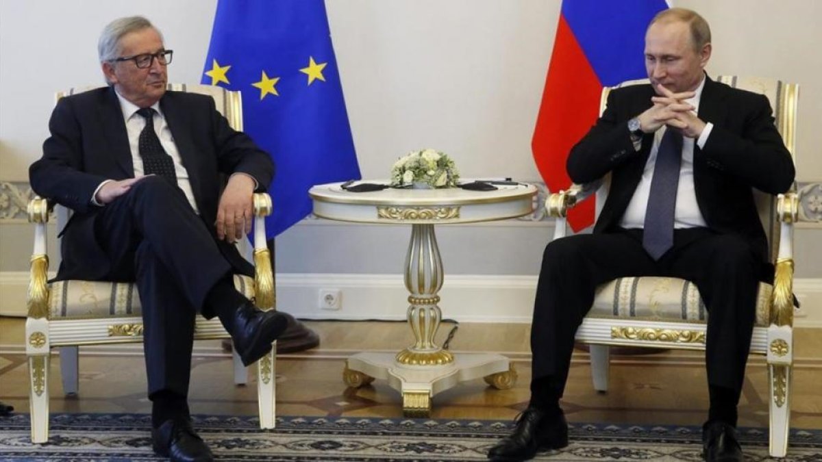 El presidente ruso Vladimir Putin conversa con el presidente de la Comision Europea Jean-Claude Juncker durante su reunion en el palacio Konstantinovsky de San Petersburgo.-EFE / SERGEI CHIRIKOV