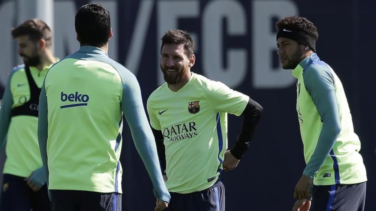 Piqué, Suárez, Messi y Neymar, en el último entrenamiento antes de medirse al Sevilla.-AP