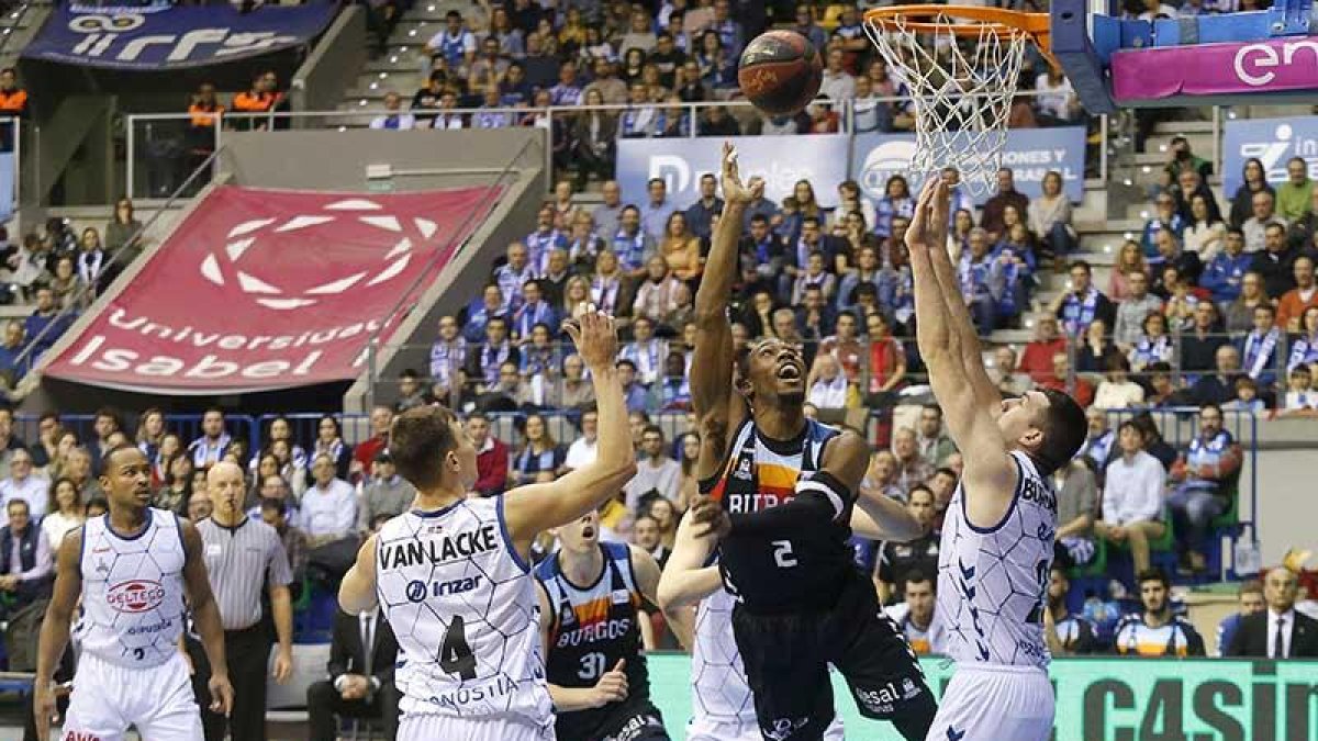 Dominique Sutton, que ha contribuido en gran medida a la recuperación del San Pablo, entra a canasta en un choque en el Coliseum-Santi Otero