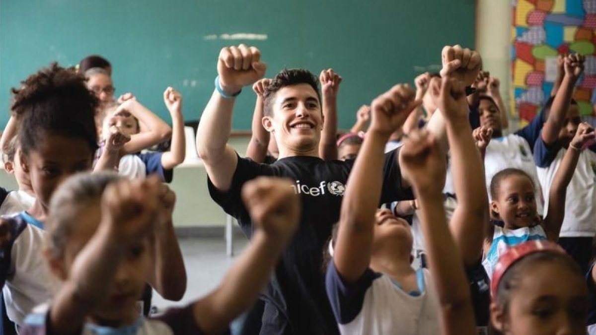 Marc Márquez se divierte con los niños de la favela de Sao Paulo Mario Santalucia, en Diadema.-UNICEF / FABIO TADEU MINORU