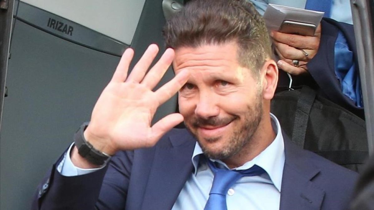 Simeone saluda a los aficionados tras la llegada del Atlético a Milán.-AP / LUCA BRUNO