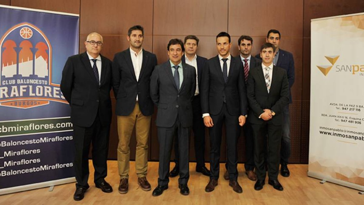 Los componentes de la nueva junta directiva delCBMiraflores posan con las imágenes corporativas del proyecto, ayer, en el Hotel Abba.-CB MIRAFLORES / MGC