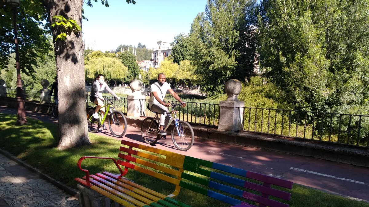 El banco arcoíris frente a la oficina de Correos.