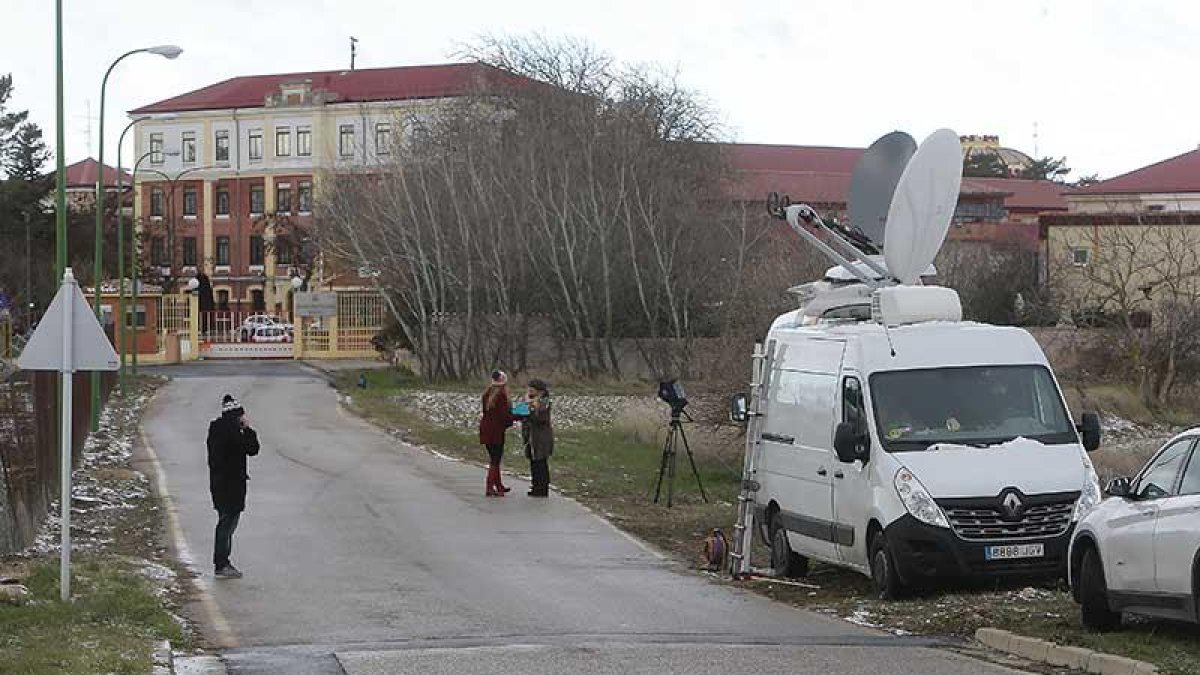 Imagen de unidades móviles de televisión que ayer emitieron en directo frente a la cárcel.-RAÚL G. OCHOA