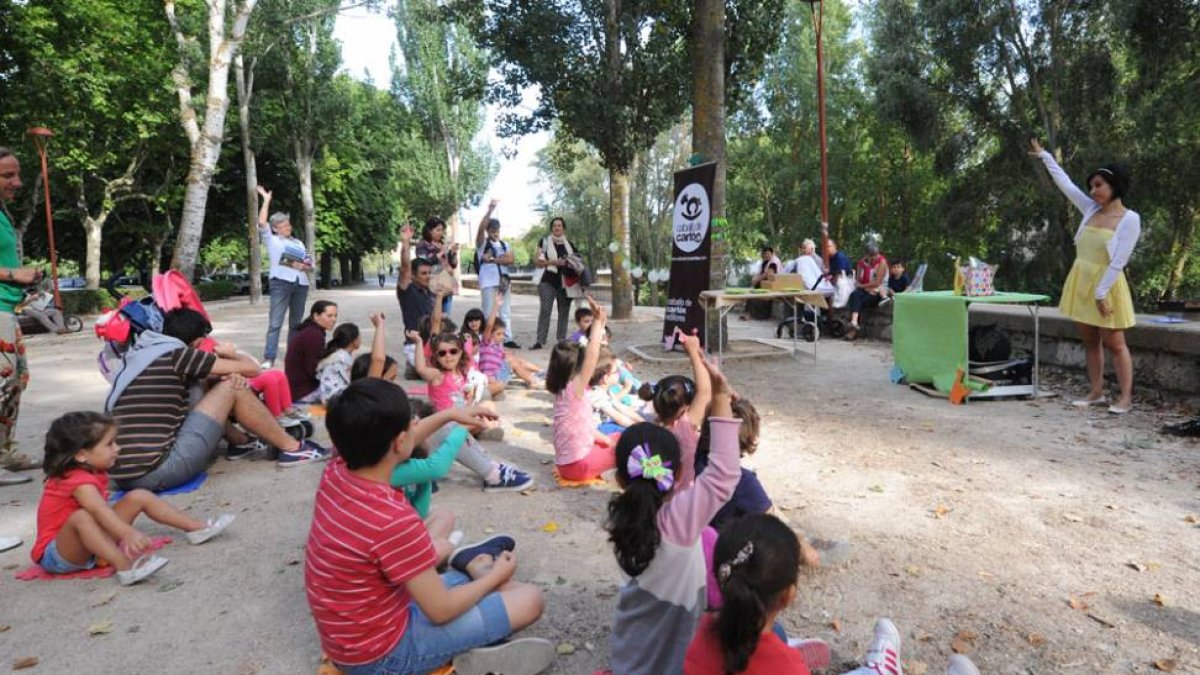 El punto de lectura del Paseo de la Isla fue el escenario para presentar a Quique y a Plot en Burgos.-ISRAEL L. MURILLO
