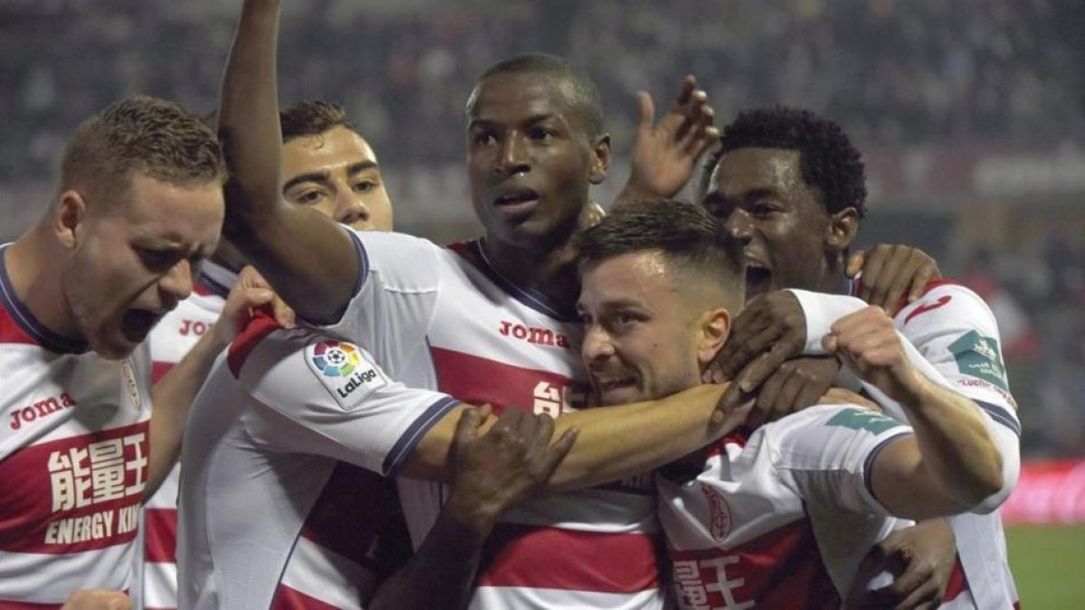 Igason (Islandia), Andreas Pereira (Brasil), Adrián Ramos (Colombia), Héctor (España) y Hongla (Camerún) se abrazan tras el segundo gol del Granada al Betis, el viernes.-EFE / MIGUEL ÁNGEL MOLINA