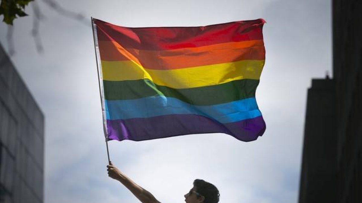 Un hombre sostiene la bandera gay del arcoiris en una marcha en San Francisco, Estados Unidos.-Foto: REUTERS / ELIJAH NOUVELAGE