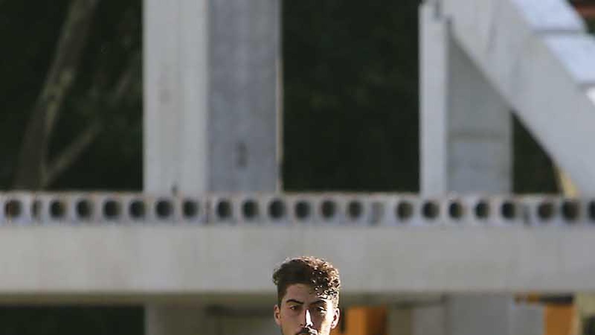 Adrián Cruz podría ser la novedad en el once de Mateo esta tarde.-RAÚL G. OCHOA