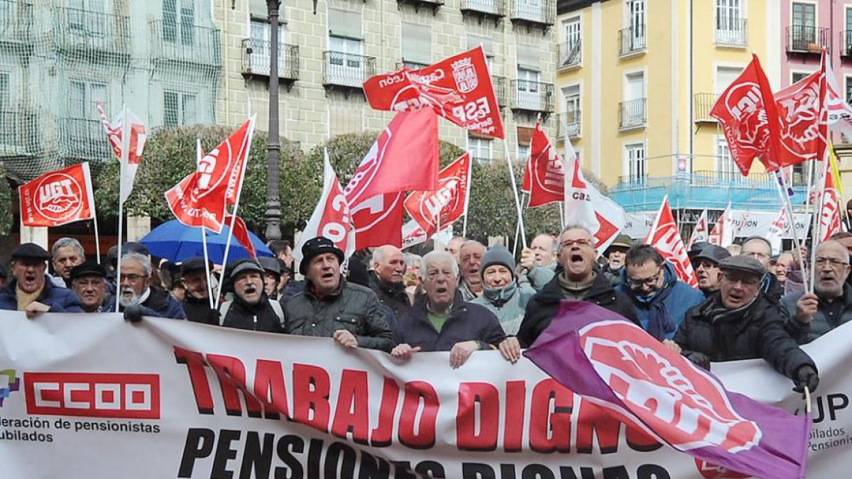 Pensionistas y jubilados se manifiestan en la Plaza Mayor.-ISRAEL L. MURILLO