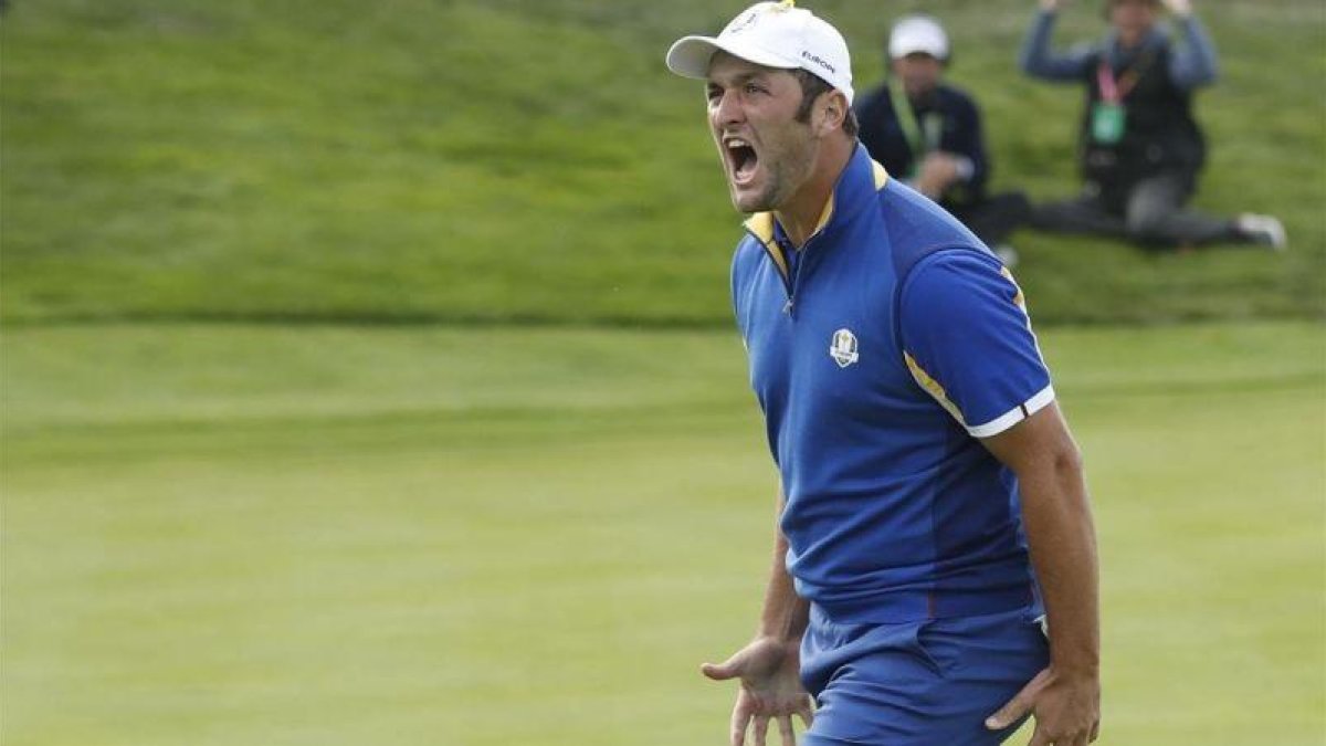 Jon Rahm celebra uno de sus golpes ganadores ante Tiger Woods en la Ryder Cup.-REUTERS / CARL RECINE