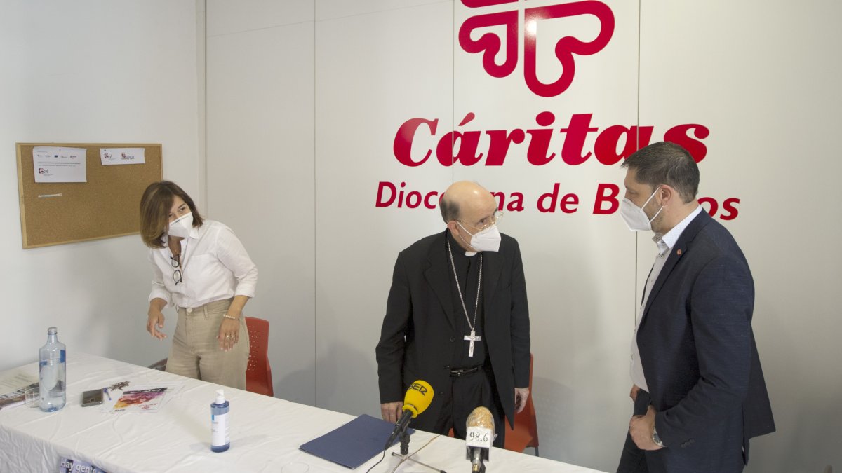 María Gutiérrez (Acción Social), el arzobispo Fidel Herráez y el secretario general de Cáritas, Ignacio Ruiz. ISRAEL L. MURILLO
