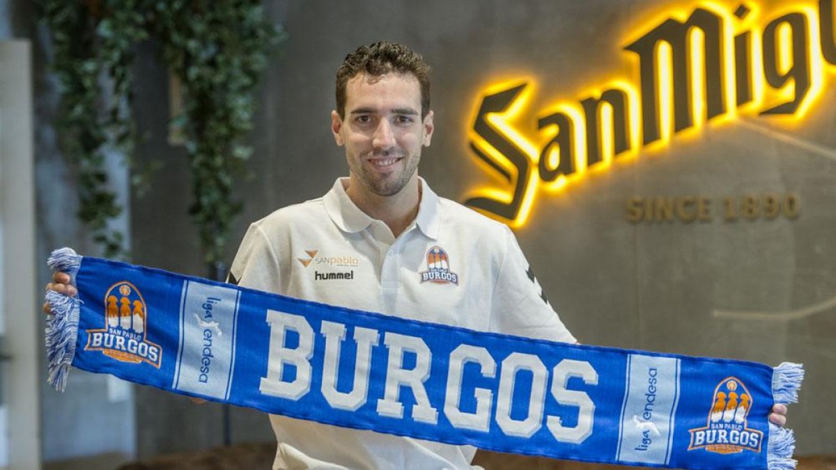 Ferran Bassas posa con la bufanda del San Pablo Burgos durante su presentación oficial-Israel L. Murillo