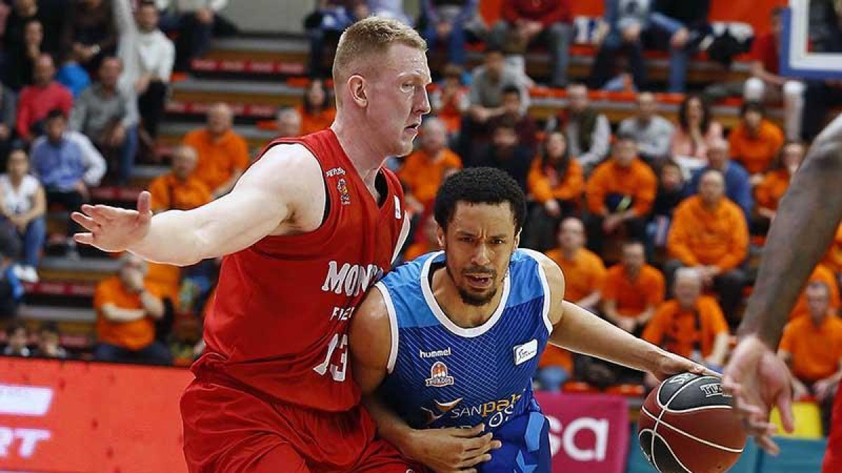 Smits frena con falta personal el avance de Jenkins, ayer.-ACB PHOTO / E. COBOS