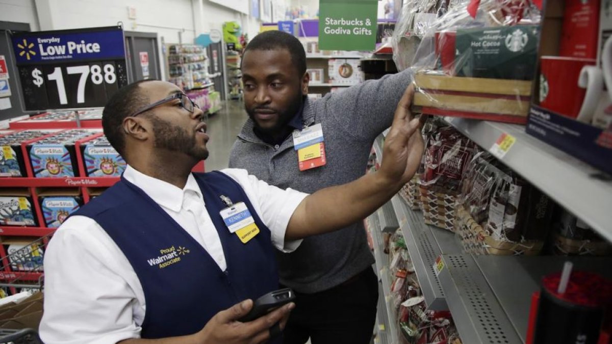 Empleados de Walmart en una de las tiendas de Nueva Jersey.-/ JULIO CORTEZ (AP)