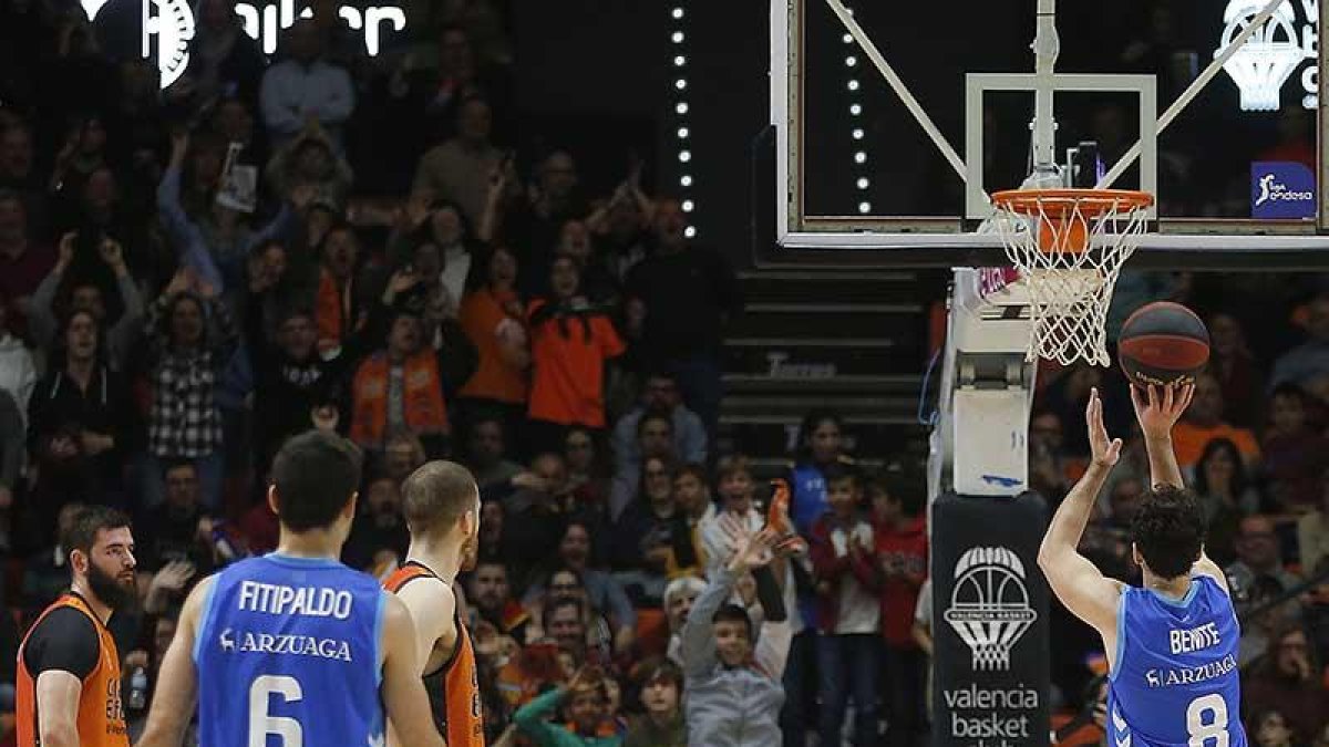 Benite lanza en la decisiva tanda de tiros libres, ayer.-ACB PHOTO / M. A. POLO