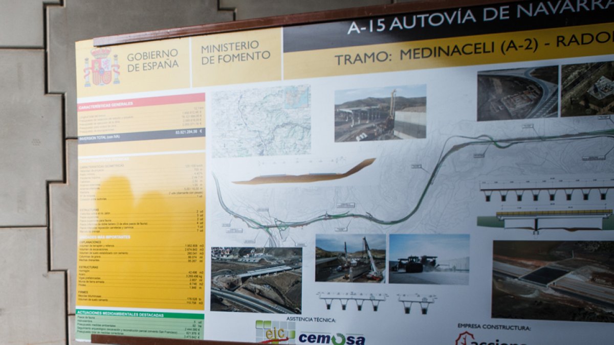 Soria 24/03/2015.- El delegado de gobierno Ramiro Ruiz Medrano visita las obras de la A-15 entre Medinaceli y Radona en ausencia de la ministra de Fomento, Ana Pastor, que suspende la visita debido al accidente aéreo ocurrido en los Alpes