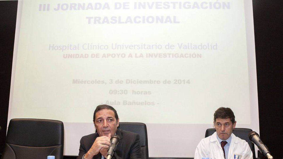 El gerente del Hospital Clínico de Valladolid, José María Eiros Bouza (d), y el consejero de Sanidad de la Junta de Castilla y León, Antonio María Sáez (i)-Efe