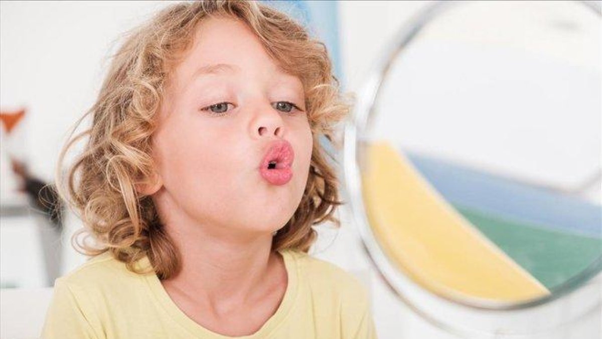 Un niño habla solo frente al espejo.-123RF