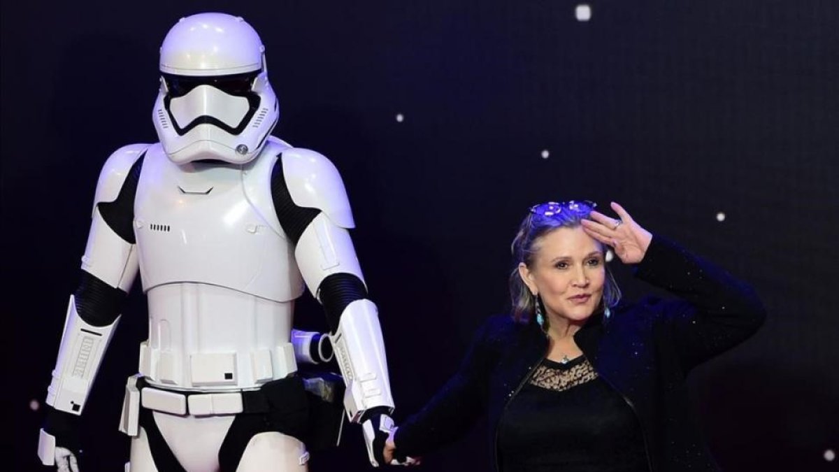 Carrie Fisher posa junto a un soldado imperial, en diciembre del 2015.-AFP / LEON NEAL